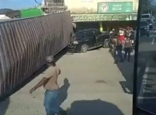 Accidente: Patana colisiona contra yipeta y chocan contra colmado en KM 39 de Autopista Duarte