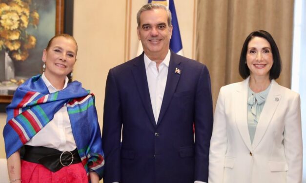 Presidente Abinader y primera dama reciben visita de cortesía de Beatriz Gutiérrez, esposa del presidente de México