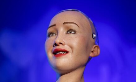 Robot Sophia responde preguntas sobre el desempeño económico de RD