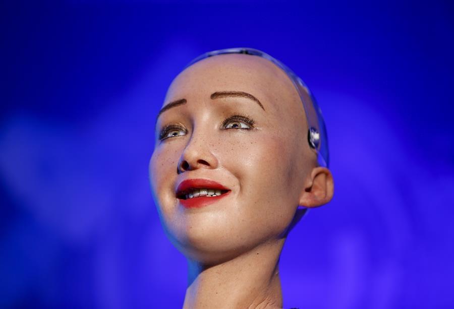 Robot Sophia responde preguntas sobre el desempeño económico de RD