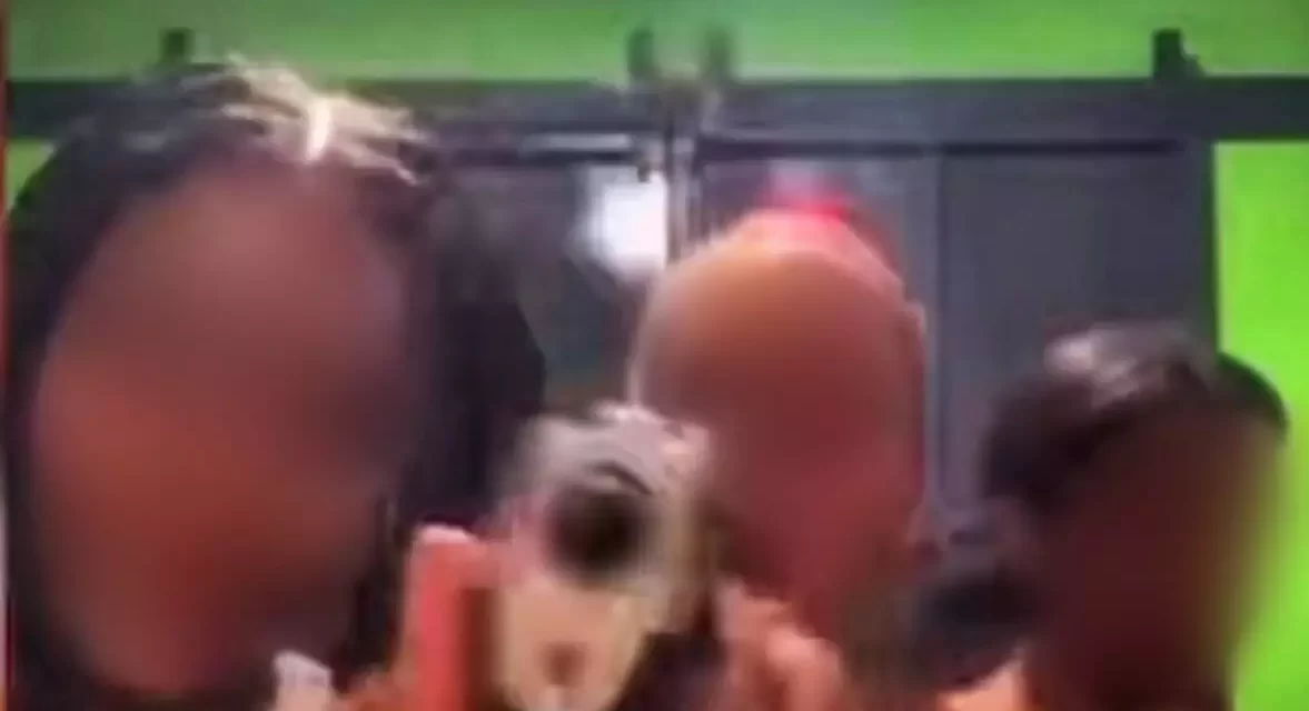 Detienen a dos mujeres por exhibir arma de fuego ilegal durante transmisión en vivo en las redes sociales