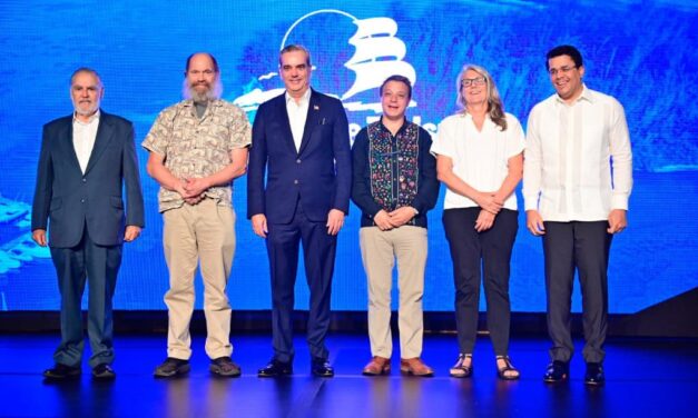 Abinader y ministro Turismo RD encabezan seminario sobre sargazo