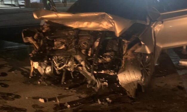 Dos carros chocan de frente en La Romana; hay dos muertos y varios heridos