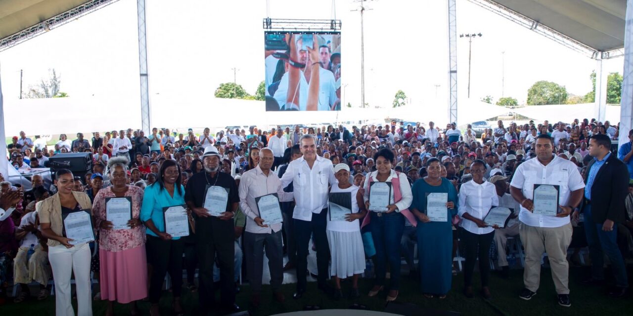 Presidente Abinader entrega 2,289 títulos de propiedad a familias de Sabana Grande de Boyá