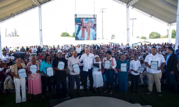 Presidente Abinader entrega 2,289 títulos de propiedad a familias de Sabana Grande de Boyá