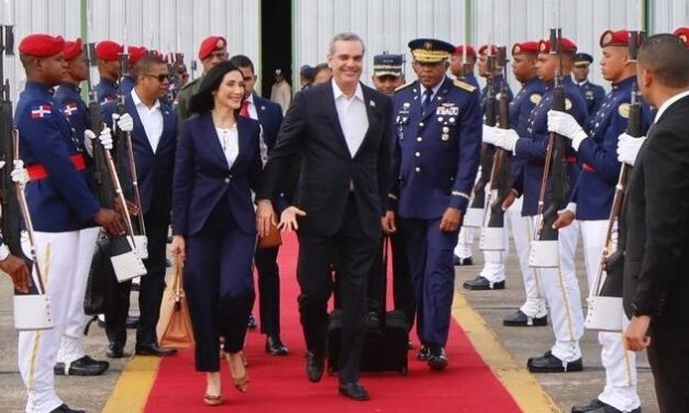 Presidente Abinader regresa al país tras participar en coronación del rey de Carlos III