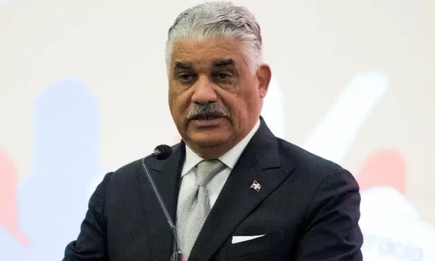 Miguel Vargas logra retener la presidencia PRD