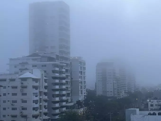 Densa neblina arropa el Gran Santo Domingo