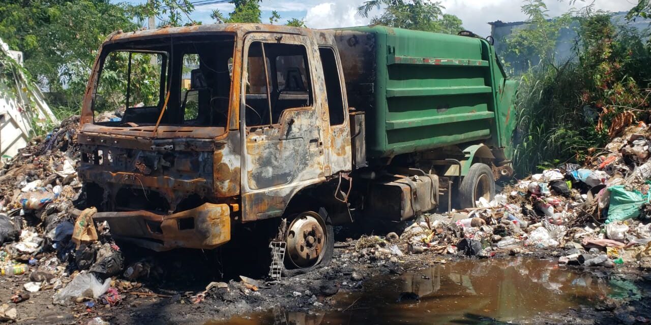 BOCA CHICA: Incendian dos camiones compactadores del Ayuntamiento