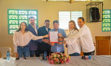 Ministro José Paliza entrega fondos para la construcción de Parroquia San Francisco Javier en Rancho Arriba