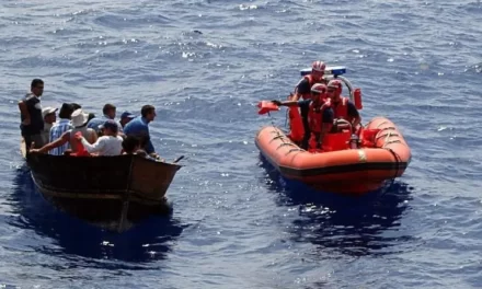 Repatrian a 44 migrantes dominicanos tras interceptar sus barcos en aguas de Puerto Rico