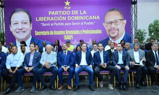 Abel Martínez juramenta a 800 abogados; respalda candidato al CARD