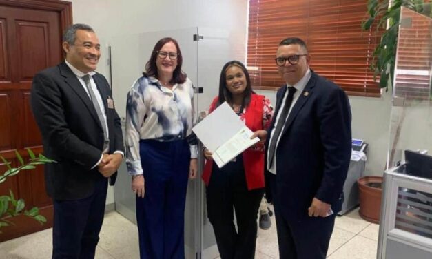 Casi a la medianoche partidos depositan reservas de candidaturas ante la JCE