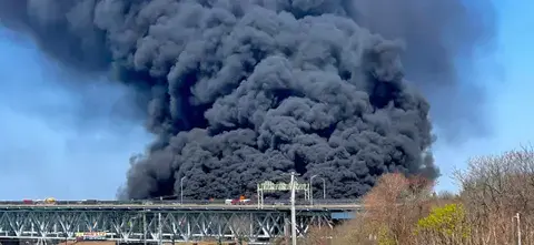 Colapsa un puente de una de las principales autopistas de EE.UU por un vehículo en llamas