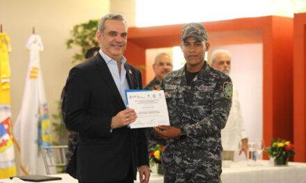 Presidente Abinader encabeza graduación por primera vez de 757 policías en derechos humanos y convivencia ciudadana