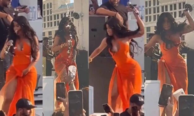Cardi B le lanza micrófono a un miembro del público que le tiró bebida