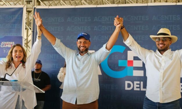 GLORIA REYES Y AGENTES DEL CAMBIO PROCLAMAN A JUNIOR PERALTA COMO ALCALDE POR 4 AÑOS MÁS.