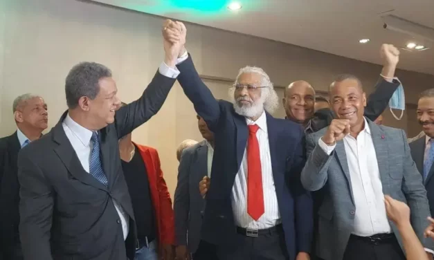 Leonel Fernández firma acuerdo de alianza electoral con Juan Hubieres