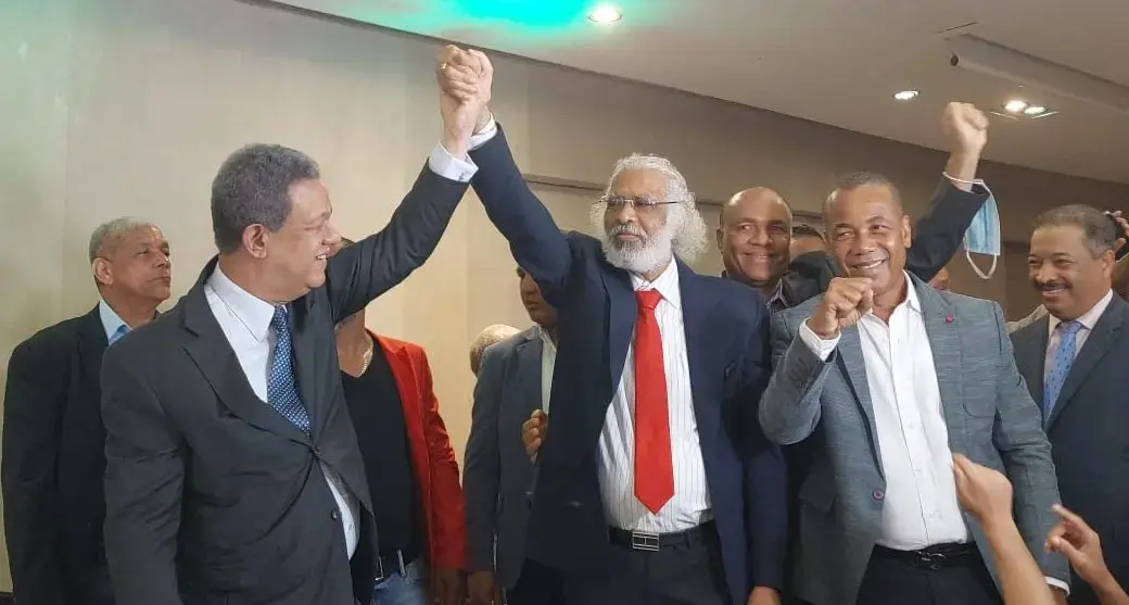 Leonel Fernández firma acuerdo de alianza electoral con Juan Hubieres