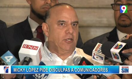 Micky López pide disculpas a comunicadores alegando que sus declaraciones “fueron malinterpretadas”
