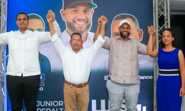 EL DR YSRAEL POLANCO Y SU ESPOSA LA CONCEJAL DEL PLD LUISINA UVIÑAS ENCABEZAN LA CUARTA AVALANCHA DE APOYO AL ALCALDE JUNIOR PERALTA.