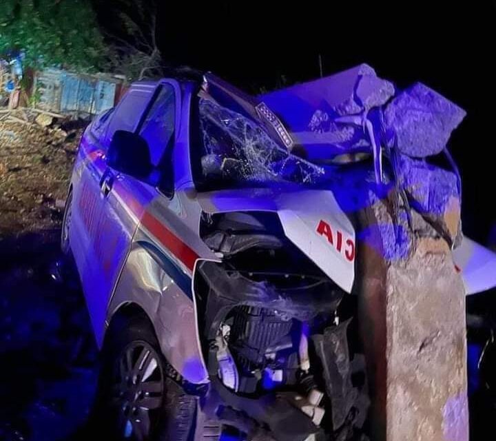 CHOCA AMBULANCIA CONTRA POSTE DE LUZ EN CABRERA