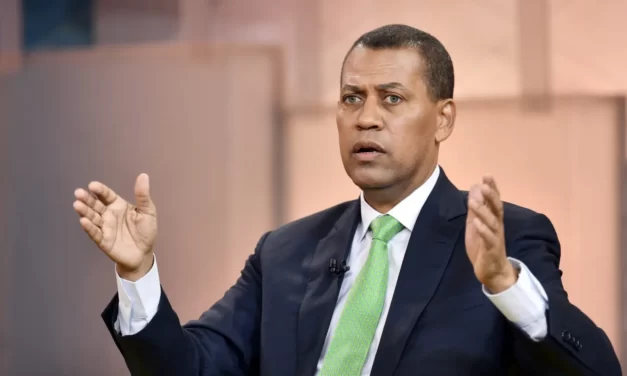 Guido inscribe candidatura presidencial; aboga por reducción brecha pobreza