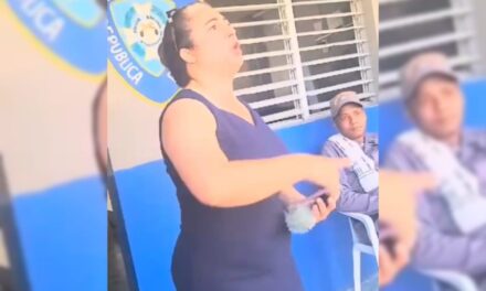 Alcaldesa de Guayabal agrede policía en destacamento de Santiago