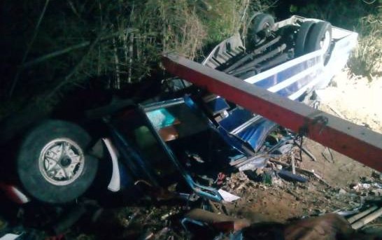 Tres muertos y un herido al caer camión por un precipicio en carretera de Jarabacoa
