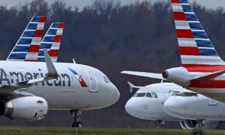 EE.UU. multa a American Airlines por decenas de retrasos en tierra