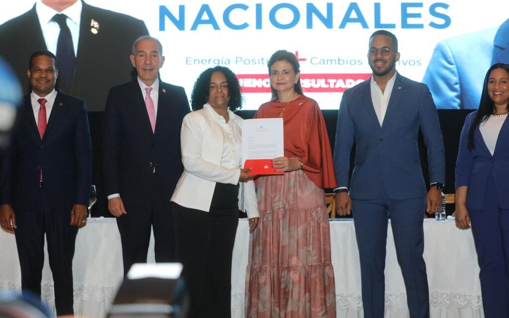 Vicepresidenta Raquel Peña encabeza acto de entrega de 8 mil becas nacionales a jóvenes de todo el país