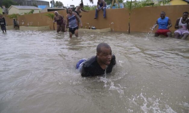 Consecuencias de salud que pueden tener los que se bañaron y “gozaron” las inundaciones de la tormenta