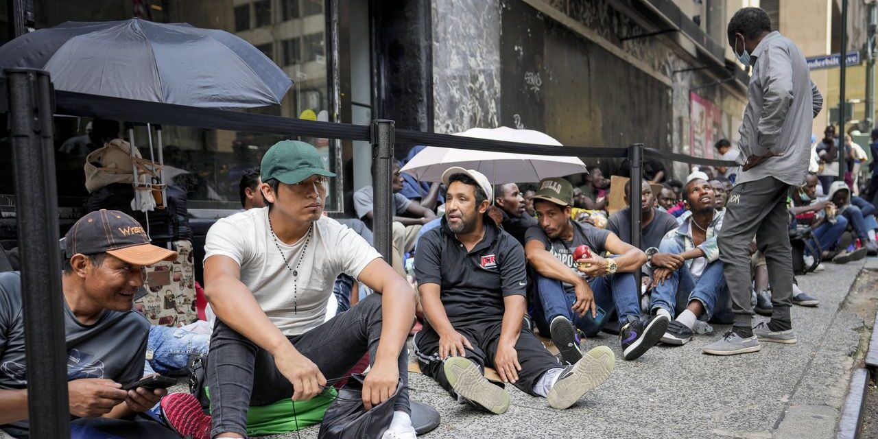 NUEVA YORK: Protestan frente a casa alcalde por crisis migratoria