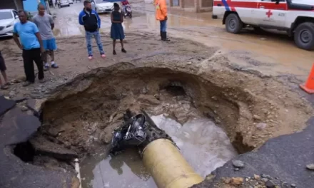 Hombre cae junto a motocicleta en un hoyo tras nueva explosión de tubería en Santiago