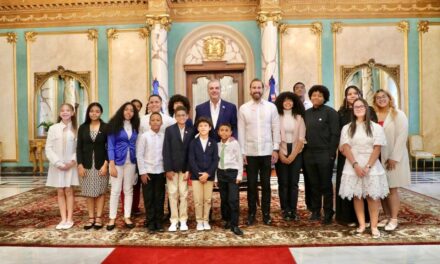 Presidente Abinader recibe estudiantes meritorios hijos de dominicanos en el exterior