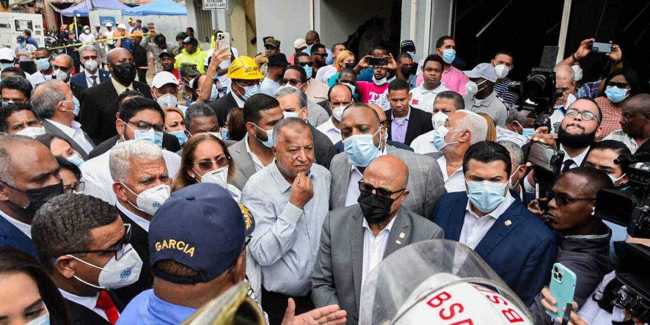 Un grupo de legisladores visita zona de la explosión en San Cristóbal