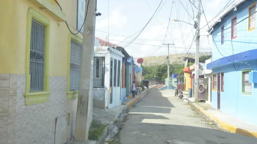 Hombre se atrinchera con un niño y un machete en iglesia de Los Guaricanos