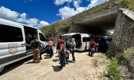 Hallan 125 migrantes, incluyendo menores, en ocho furgonetas en Oaxaca, México