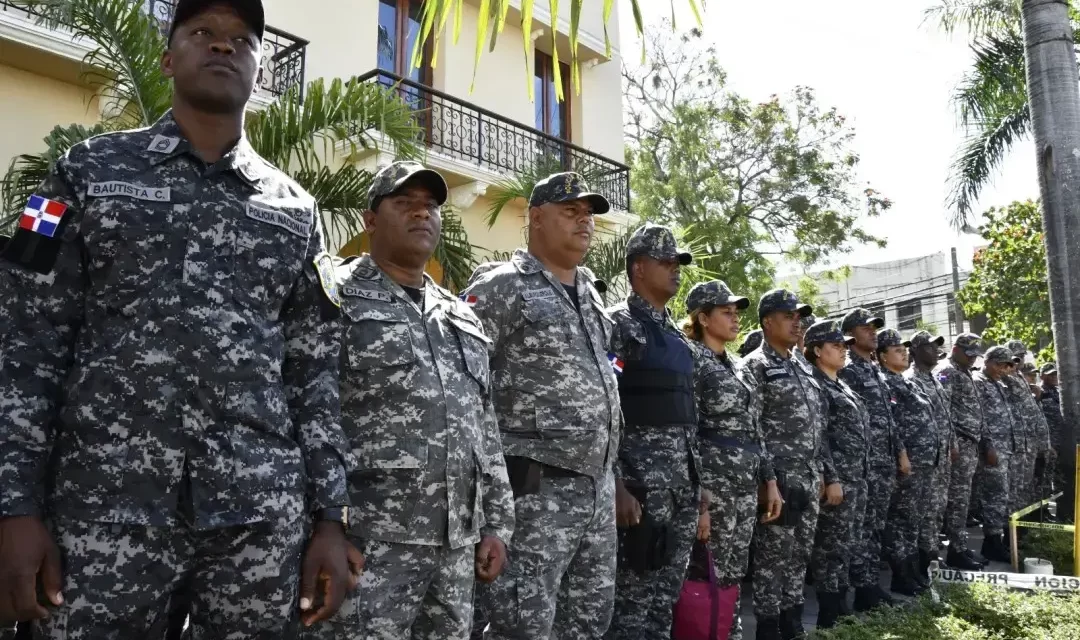 Cambiarán uniforme de la Policía; vestirán de azul y su lema será “Proteger y Servir”