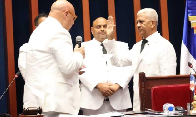 Juramentan a Ricardo de los Santos como presidente del Senado