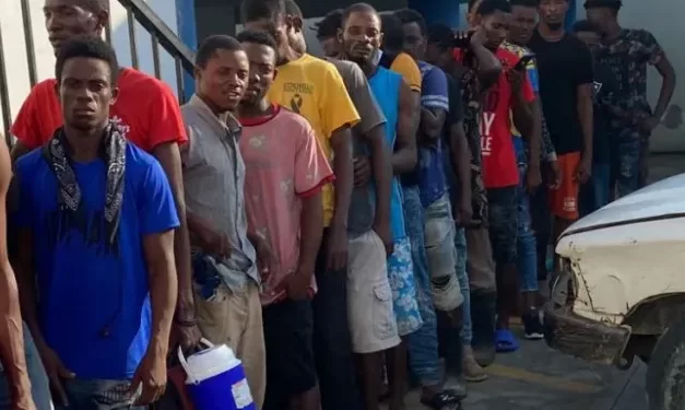 Policía Nacional apresa varios indocumentados haitianos y les ocupan armas blancas