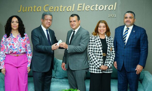 LF entrega a JCE el padrón de FP; mayoría son mujeres y jóvenes