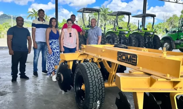 Yiraldy Hernández: “Gracias Abinader; por primera vez El Factor tiene tractor y rastra para apoyar agricultores de la zona”