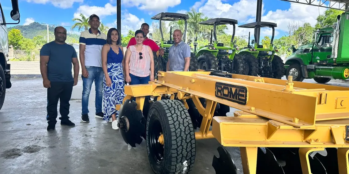 Yiraldy Hernández: “Gracias Abinader; por primera vez El Factor tiene tractor y rastra para apoyar agricultores de la zona”