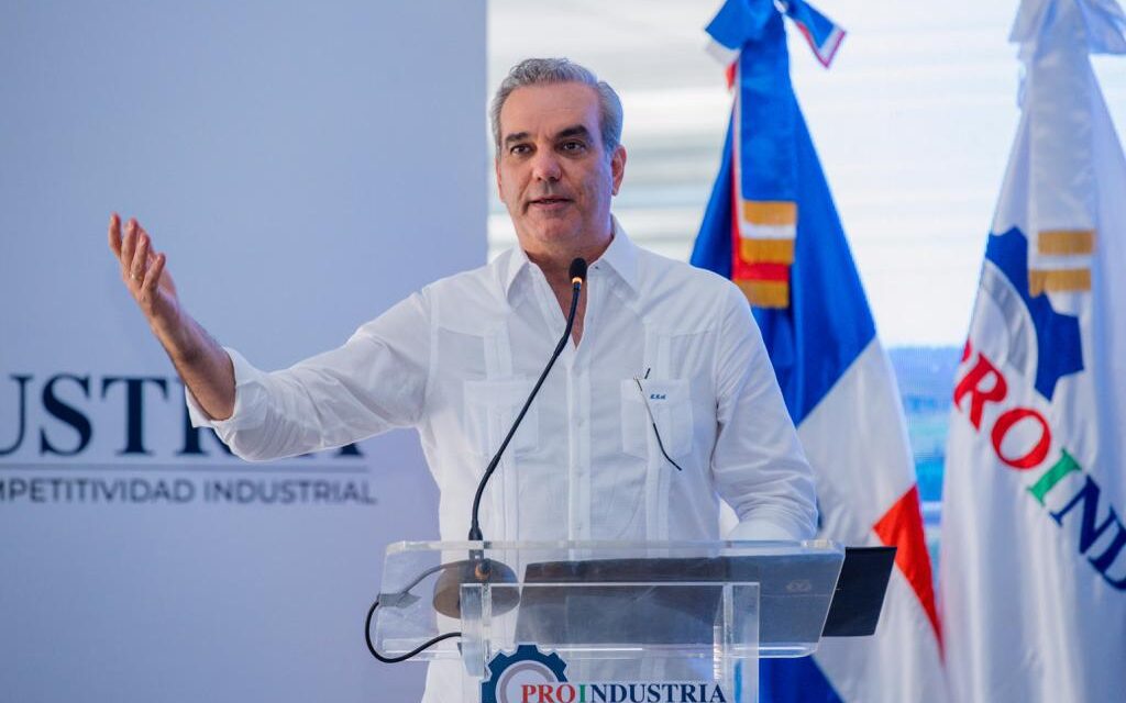 Presidente Abinader da primer palazo para construcción de muelle de cruceros en Barahona y aeropuerto en San Juan