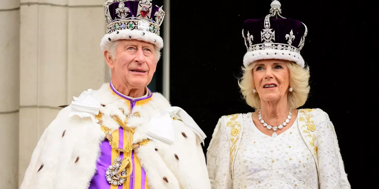 Carlos III y Camila saludan al público al llegar a la capilla para recordar a Isabel II