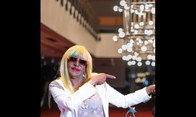 Vestida de brillo y feliz, Fefita La Grande celebra por todo lo alto sus 80 años