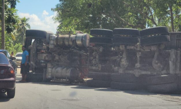 Camion cargado de materiales se vuelca en la comunidad de Boba