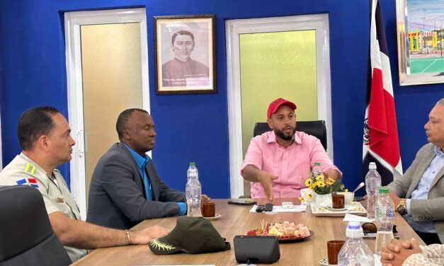 ALCALDE JUNIOR PERALTA ENCABEZA ENCUENTRO CON SUB DIRECTOR EJECUTIVO DE INTRANT Y COMANDANTE DE DIGESETT.