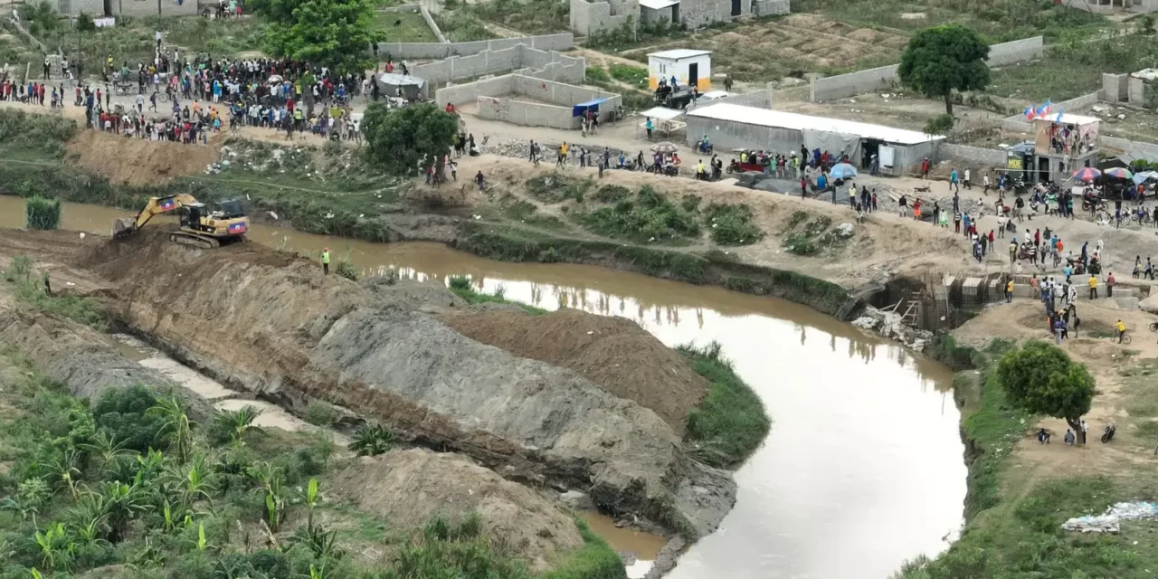 Haitianos desvían río Masacre para continuar trabajos en la obra de toma del canal